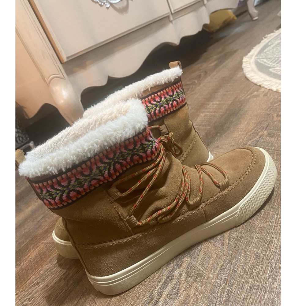TOMS snow boots